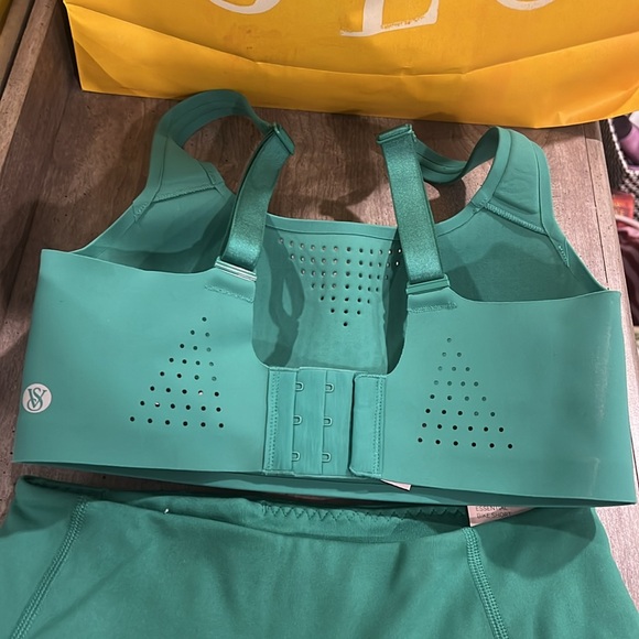 NWT VS Featherweight Max Sports Bra + Essentials Bike Short Set - Size S - Picture 3 of 6